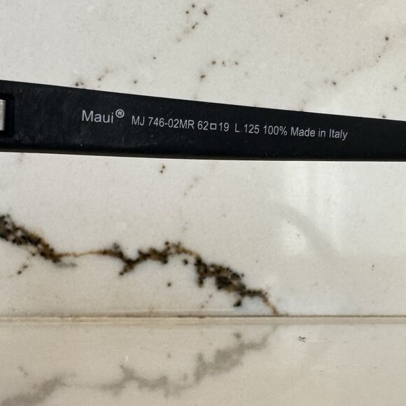 Maui Jim BYRON BAY Polarized Sunglasses 746-02MR Matte Black Rubber Neutral Grey - Picture 7 of 8